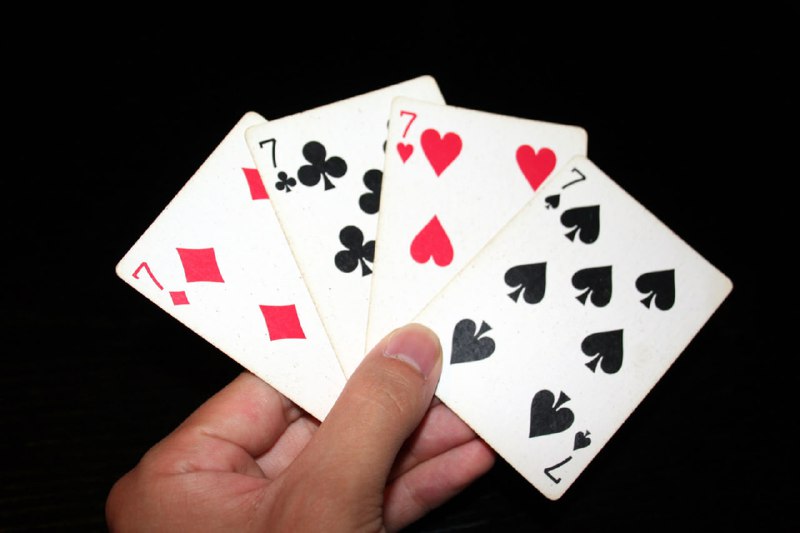 扑克的花色：suitdiamonds (♦️), clubs (♣️), hearts (♥️) and spades (♠️)