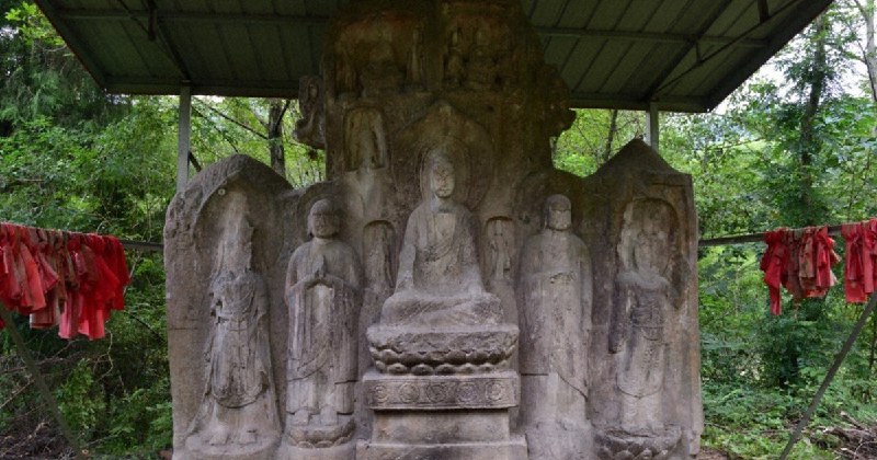 中国・北魏時代の石仏、ペンキで“化粧”が物議「善意でも許されぬ」