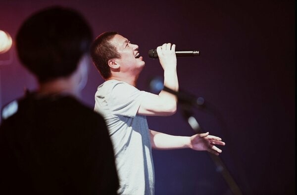 会場は日本なのに…中国国内“ライブ禁止”のロック歌手の歌を聞くためだけに多数の中国人来日し涙　日本人が知らない“中国”の一面