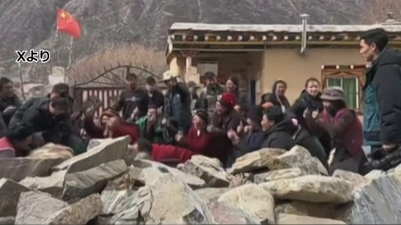 ひざまずいて懇願も…チベット族僧侶らがダム建設に抗議デモ　100人以上が拘束か　中国四川省で | TBS NEWS DIG