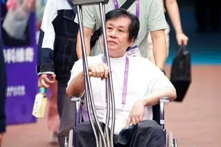 怒斥深圳机场“没人性” 郑智化：冷眼看我连滚带爬进飞机