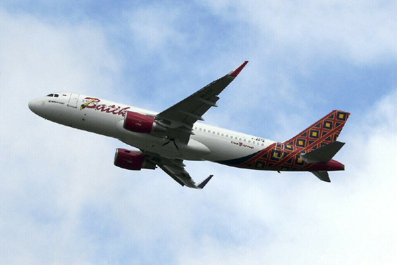 飛行中の機長と副操縦士、同時に睡眠 インドネシア