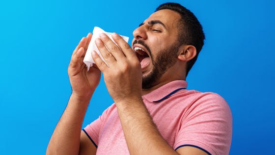 くしゃみを我慢した男性の気管が裂けてしまった世界初の症例が報告される