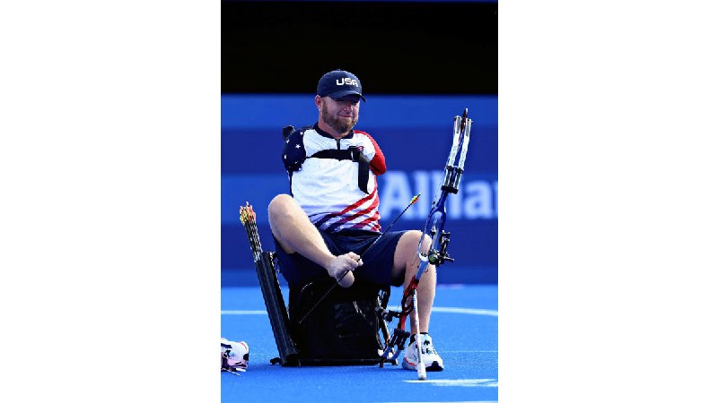 両腕ないアーチェリー選手マット・スタッツマンが最後のパラで「金」…涙で「人に限界なんてない」