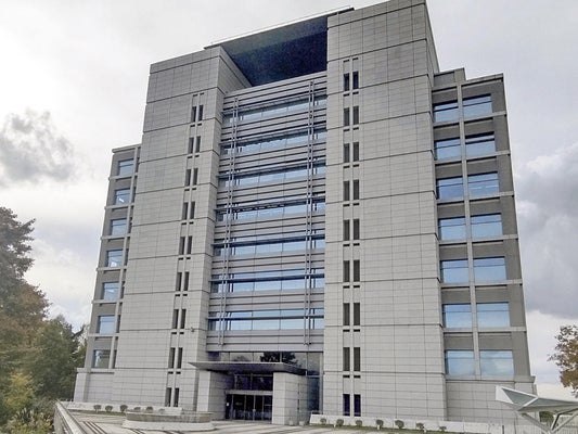 矢が大型トラックのドア貫通、クロスボウで発射か…茨城の常磐道を走行中