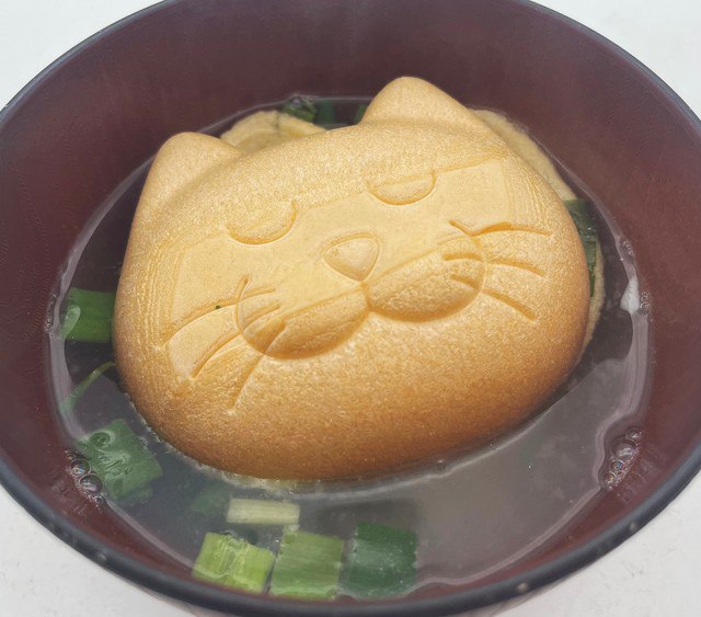 味噌汁にぷかぷか浮かぶ最中種の猫さん　お腹もハートもほっこり　開発した老舗味噌メーカー社長に聞いた