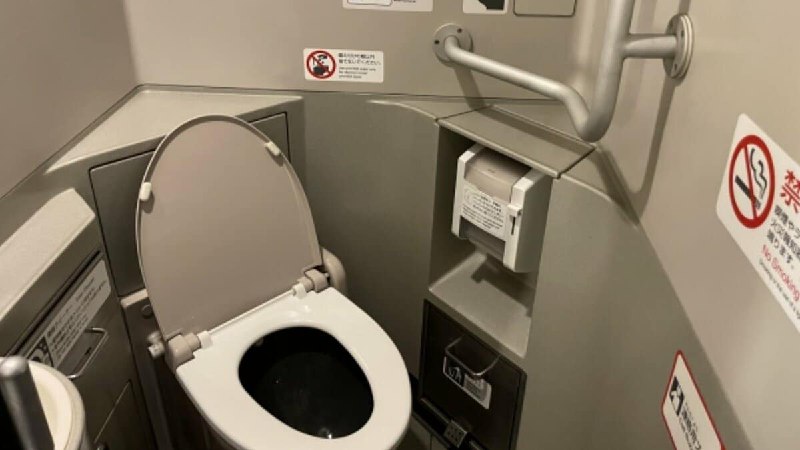 新幹線のトイレで“立ってする”男性はマナー違反？ 女性専用トイレの導入が物議「男からしてもマジ迷惑」 | 集英社オンライン | ニュースを本気で噛み砕け