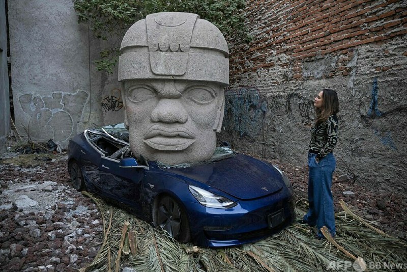 巨大石頭につぶされるテスラ メキシコ人芸術家作品