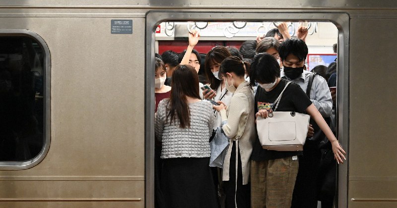 「新聞広げて読む」人もういない?　国交省が鉄道混雑率の表現変更