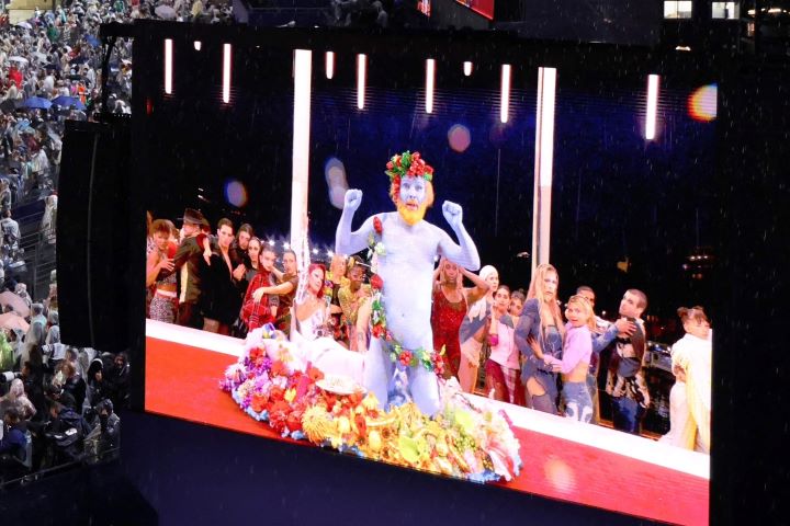 前代未聞の謝罪！ IOCが“ほぼ全裸の青塗り男”など反発を生んだ開会式の奇抜演出を釈明「本当に申し訳ない」【パリ五輪】