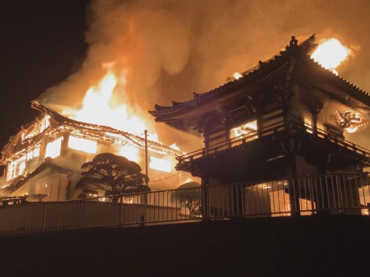 文化財の仏像焼失か…寺で本堂と敷地内の住宅が全焼する火事 出火当時家にいた家族6人は避難して無事