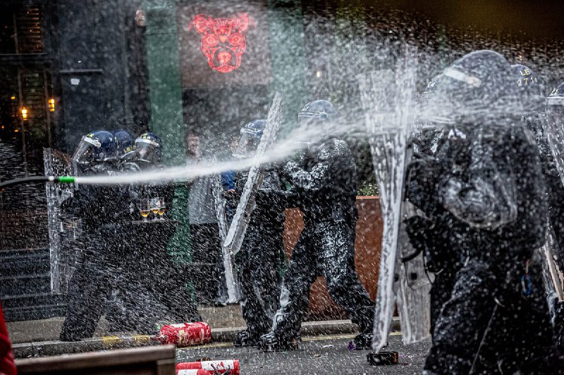 英格蘭多地爆發示威與騷亂，警方指參與者與極右翼有關｜Whatsnew