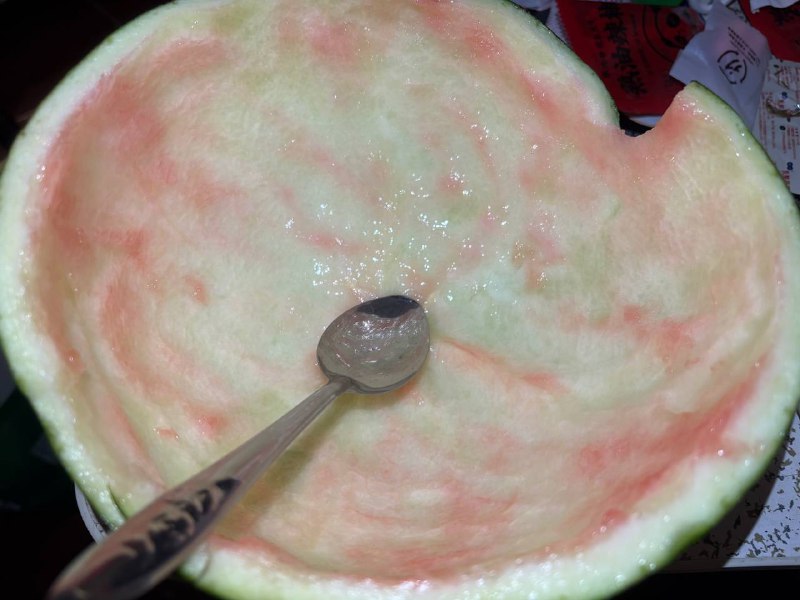 スイカが極安なこの国で、いつもきれいに食べ切ってる私、そろそろ褒めてくれても？🍉