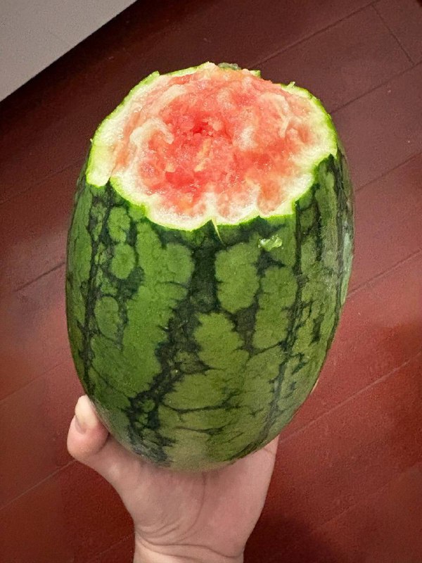 素手でスイカの皮を剥いて食べるなんて、普通はしないでしょ