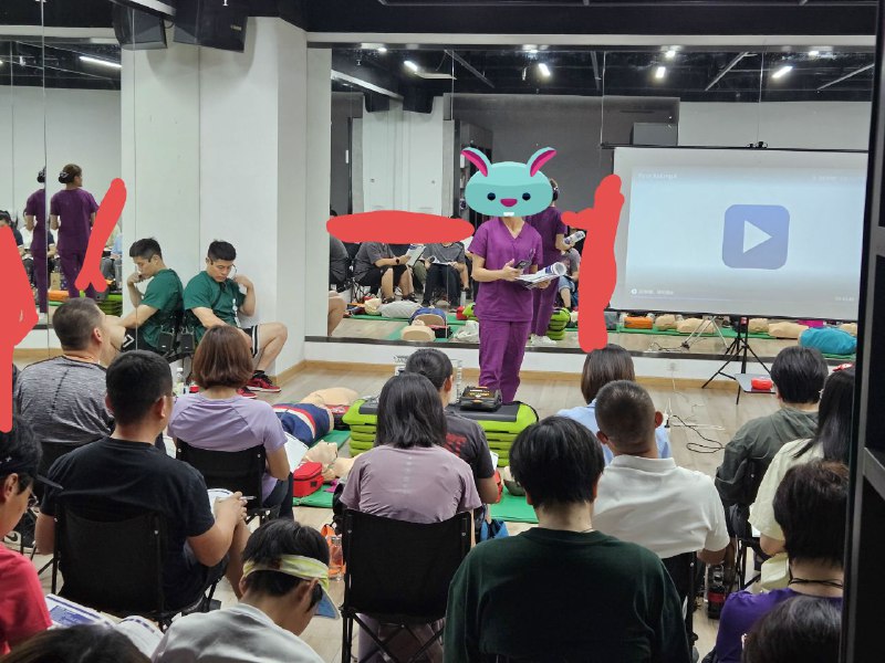 一个周末两天全搭在急救培训上了，好累昨天是作为心肺复苏和常见内外科急救的培训课程的导师首秀今天则是参加更高级的基础生命支持培训😎现在 heart saver、heart saver 导师、BLS 三证齐全了~一个周末两天全搭在急救培训上了，好累昨天是作为心肺复苏和常见内外科急救的培训课程的导师首秀今天则是参加更高级的基础生命支持培训😎现在 heart saver、heart saver 导师、BLS 三证齐全了~