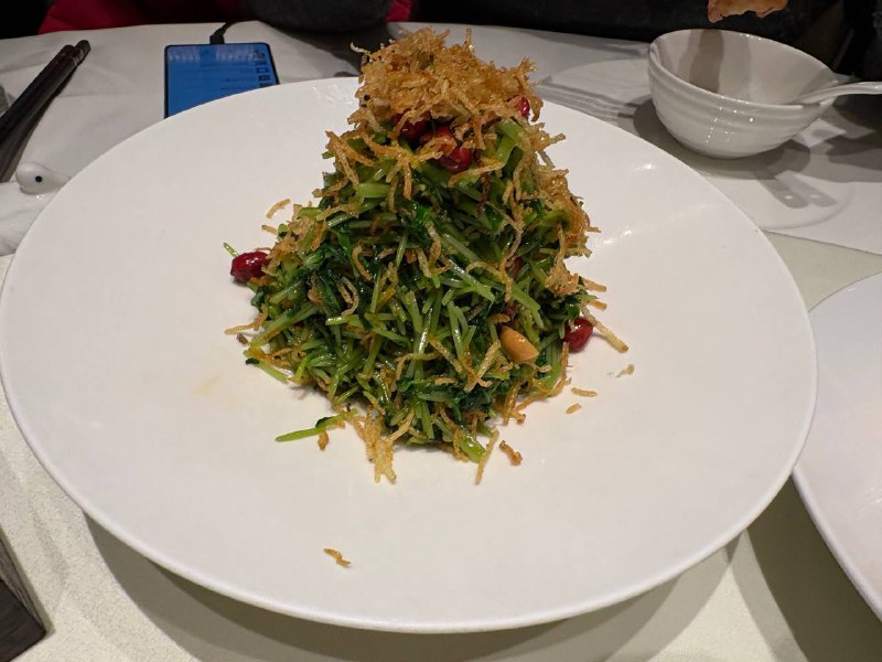 在四季民福吃了北京烤鸭～不要问我为什么没有烤鸭的照片，问就是我们明明都分到一个包间了，工作人员硬是不在屋里片鸭要出去躲着片😅另外如果说我之前黑豆汁都是人云亦云的话，从今往后我可以理直气壮地吐槽这玩意儿了我只是拿了个杯子过来舀了两小勺，闻了一下，就立马在包间众人面前 yue 出来了🤮本来应该是无论发生什么变故都要保持优雅的场合，实在是多厚的心理防线在这老北京臭食面前都形同虚设……在四季民福吃了北京烤鸭～不要问我为什么没有烤鸭的照片，问就是我们明明都分到一个包间了，工作人员硬是不在屋里片鸭要出去躲着片😅另外如果说我之前黑豆汁都是人云亦云的话，从今往后我可以理直气壮地吐槽这玩意儿了我只是拿了个杯子过来舀了两小勺，闻了一下，就立马在包间众人面前 yue 出来了🤮本来应该是无论发生什么变故都要保持优雅的场合，实在是多厚的心理防线在这老北京臭食面前都形同虚设……