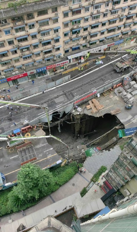 成都地铁在建13号线小南街站工地20日夜间路面塌陷