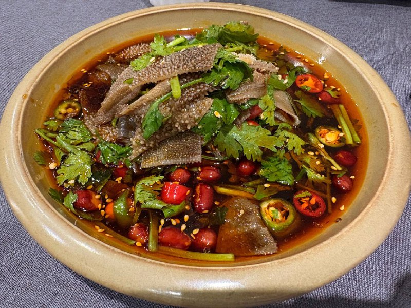 给这个时间还醒着的人发点福利😈BTW 无奖竞猜：你们猜猜这道菜是什么味道的？A. 辣的B. 甜的C. 酸的D. 苦的hint: 这道菜是在南京点的