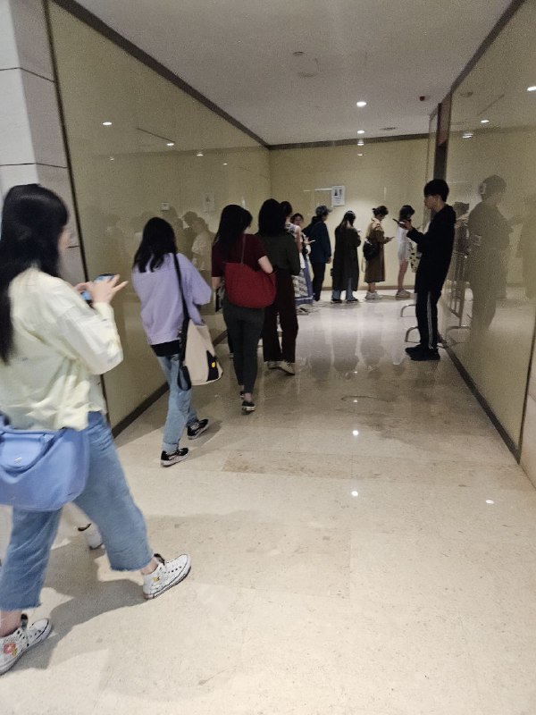 再次提醒连男女厕所一比一都算不得公平，如果要谈进步的话麻烦先从认清事实开始做起（图里是一个厕所拐了两拐的队伍，不是两边厕所各自才排了这么点人）再次提醒连男女厕所一比一都算不得公平，如果要谈进步的话麻烦先从认清事实开始做起（图里是一个厕所拐了两拐的队伍，不是两边厕所各自才排了这么点人）