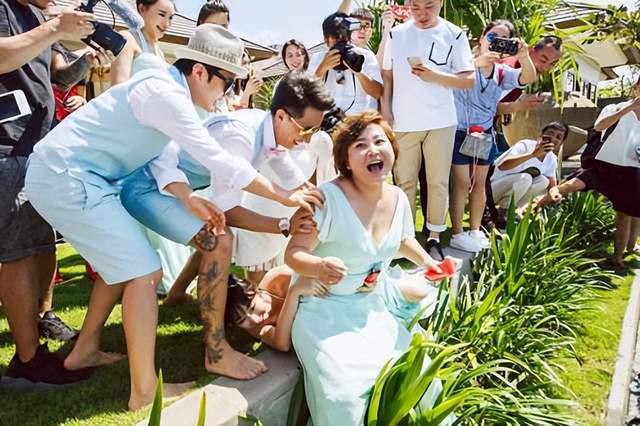 我从没看过贾玲的任何小品，但我一直记得八年前的“闹伴娘”事件