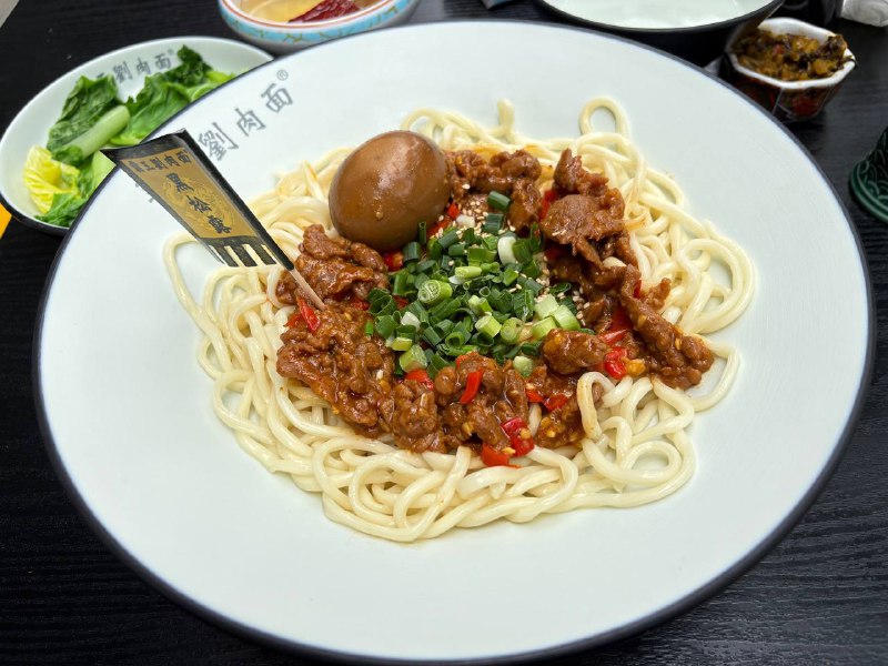 こんなイケメンに見つめられたら、お酒がさらに美味しくなるに決まってる……！こんなイケメンに見つめられたら、お酒がさらに美味しくなるに決まってる……！