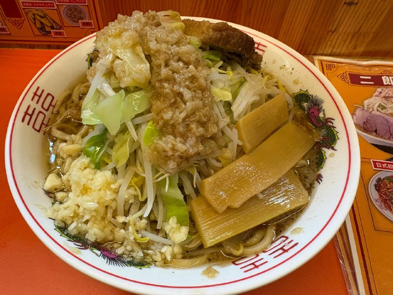 二郎系を食べに行ってきたー！お腹パンパンでも無理やり完食して、会計しようとしたら体が全然動かないことに気づいた💦️ちょっと休憩してたとき、ふと目に入ったのが、店内の “大食い記録” のポスター…なんと1.5kgのラーメンをわずか51秒で完食した猛者がいるらしいその場で切腹して胃袋に押し込んでも時間足りないんじゃ…？と思ってしまった😰二郎系を食べに行ってきたー！お腹パンパンでも無理やり完食して、会計しようとしたら体が全然動かないことに気づいた💦️ちょっと休憩してたとき、ふと目に入ったのが、店内の “大食い記録” のポスター…なんと1.5kgのラーメンをわずか51秒で完食した猛者がいるらしいその場で切腹して胃袋に押し込んでも時間足りないんじゃ…？と思ってしまった😰