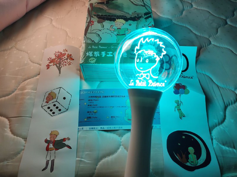 对了忘记说了，展览门票是包含一袋「盲盒」的，内容非常的……实在​一只手灯，在音乐剧演出时用来互动