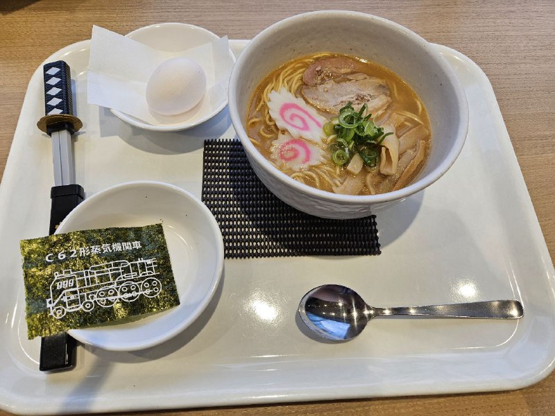 ラーメンに生卵をつけるのは初めてこれが混ぜ混ぜで、そして食べていいのよねラーメンに生卵をつけるのは初めてこれが混ぜ混ぜで、そして食べていいのよね