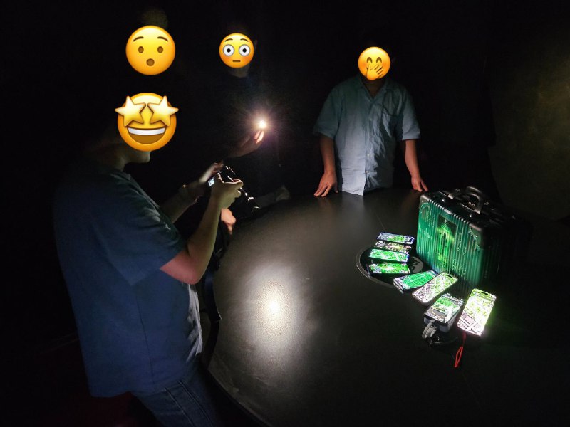 妙な儀式やってるやつらに囲まれてる😣助けてぇー #Ingress #ENL妙な儀式やってるやつらに囲まれてる😣助けてぇー #Ingress #ENL