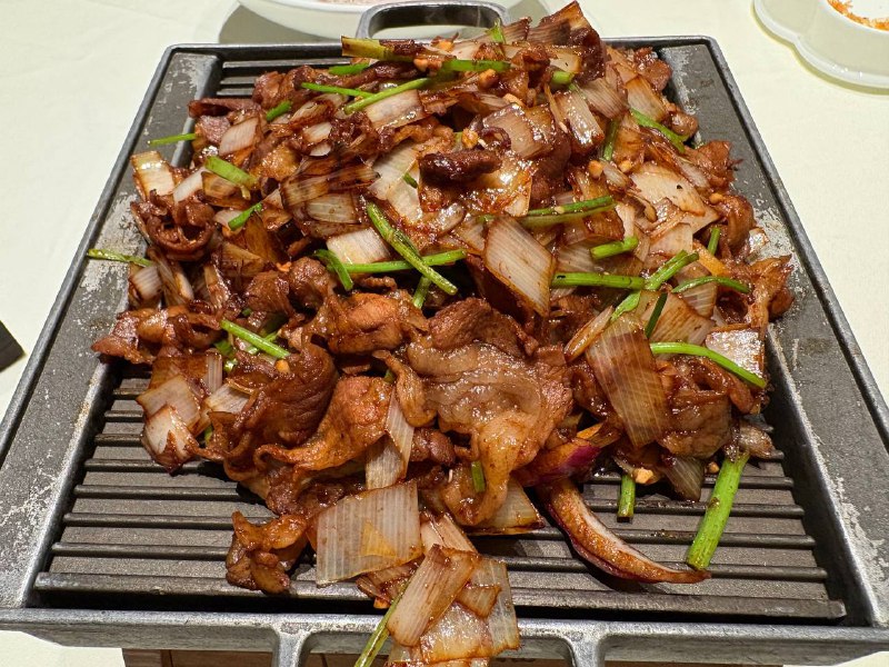 在四季民福吃了北京烤鸭～不要问我为什么没有烤鸭的照片，问就是我们明明都分到一个包间了，工作人员硬是不在屋里片鸭要出去躲着片😅另外如果说我之前黑豆汁都是人云亦云的话，从今往后我可以理直气壮地吐槽这玩意儿了我只是拿了个杯子过来舀了两小勺，闻了一下，就立马在包间众人面前 yue 出来了🤮本来应该是无论发生什么变故都要保持优雅的场合，实在是多厚的心理防线在这老北京臭食面前都形同虚设……在四季民福吃了北京烤鸭～不要问我为什么没有烤鸭的照片，问就是我们明明都分到一个包间了，工作人员硬是不在屋里片鸭要出去躲着片😅另外如果说我之前黑豆汁都是人云亦云的话，从今往后我可以理直气壮地吐槽这玩意儿了我只是拿了个杯子过来舀了两小勺，闻了一下，就立马在包间众人面前 yue 出来了🤮本来应该是无论发生什么变故都要保持优雅的场合，实在是多厚的心理防线在这老北京臭食面前都形同虚设……