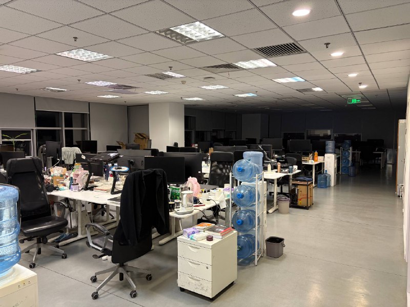 nerdctl 厨体验卡到期，今天开始是 nerdctl 黑👿为啥会发生这么大的变化呢？因为我司产品真的要换 nerdctl 了，我非常荣幸地接下了可行性调研的活结果直接干到第二天凌晨🕛nerdctl 以前在技术演讲上宣称从 docker 迁移过来只需要 alias docker=nerdctl 就行，导致我还是 nerdctl 吹的时候真的以为会有这么丝滑，实则不然我们只是用 nerdctl 起 A、B 两个容器而已，不需要很复杂的功能