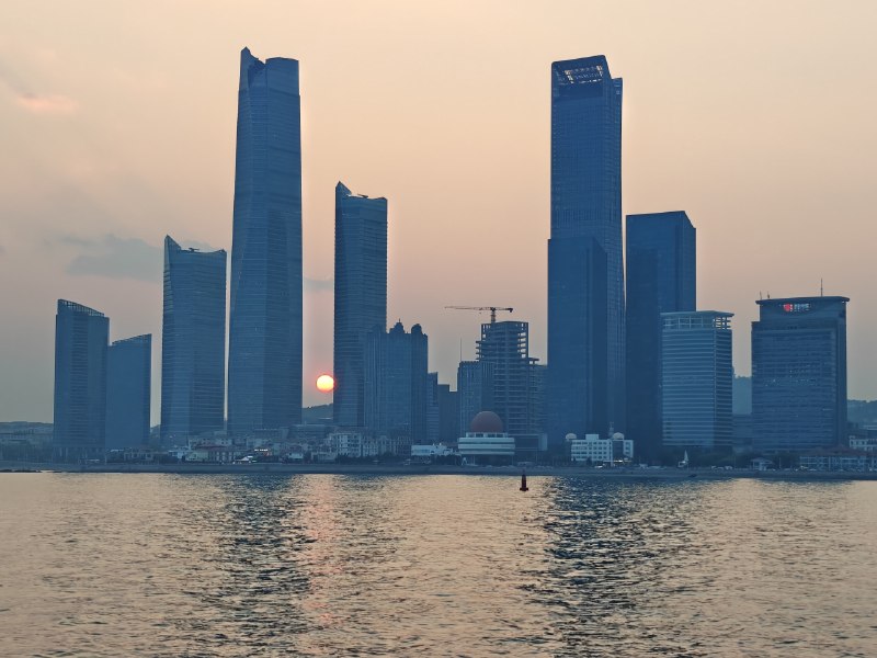 我的眼睛：落日真的很美，恰好这个时间这个角度落在两栋建筑正中