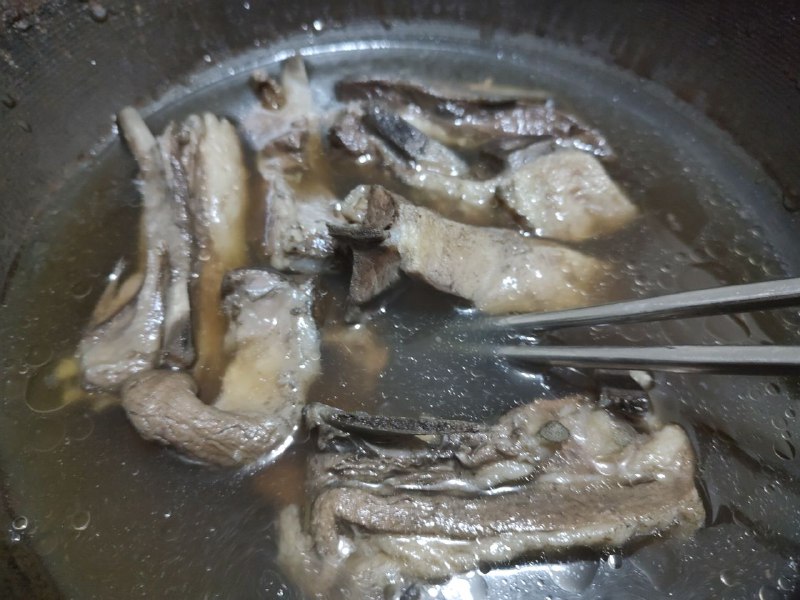 犯了一个比某人做菜忘记放盐还低级的错误，把蘸料用的油醋汁当成了炖汤用的料汁加到了锅里……生产这个产品的人甚至都觉得不需要浪费成本去给油醋汁包打几行字标注清楚，大概是真的想不到世界上会有妞这么笨的人（#笨妞日记犯了一个比某人做菜忘记放盐还低级的错误，把蘸料用的油醋汁当成了炖汤用的料汁加到了锅里……生产这个产品的人甚至都觉得不需要浪费成本去给油醋汁包打几行字标注清楚，大概是真的想不到世界上会有妞这么笨的人（#笨妞日记