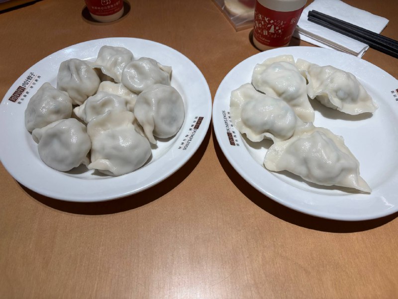 过节吃饺子！～字节人吃的是真好啊，一口一嘴汤，一口一片海😋鲅鱼饺子一只有我巴掌大，大虾煎饺也大得像是给虾披上了饺子皮就直接端上来了过节吃饺子！～字节人吃的是真好啊，一口一嘴汤，一口一片海😋鲅鱼饺子一只有我巴掌大，大虾煎饺也大得像是给虾披上了饺子皮就直接端上来了