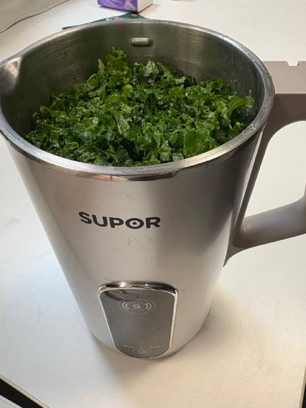 切碎了还有满满一桶😳（压一下还是有半桶的量喝不完，根本喝不完切碎了还有满满一桶😳（压一下还是有半桶的量喝不完，根本喝不完