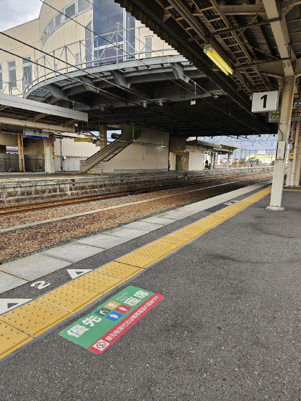 このぐらいの距離でも通過列車のスピードや威勢に怯えていた人がいる😭強風に息を止められた