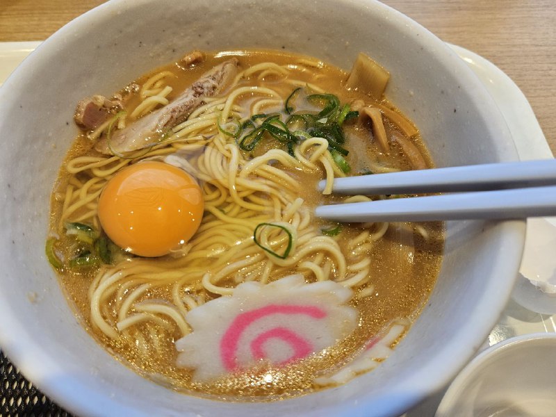 ラーメンに生卵をつけるのは初めてこれが混ぜ混ぜで、そして食べていいのよねラーメンに生卵をつけるのは初めてこれが混ぜ混ぜで、そして食べていいのよね