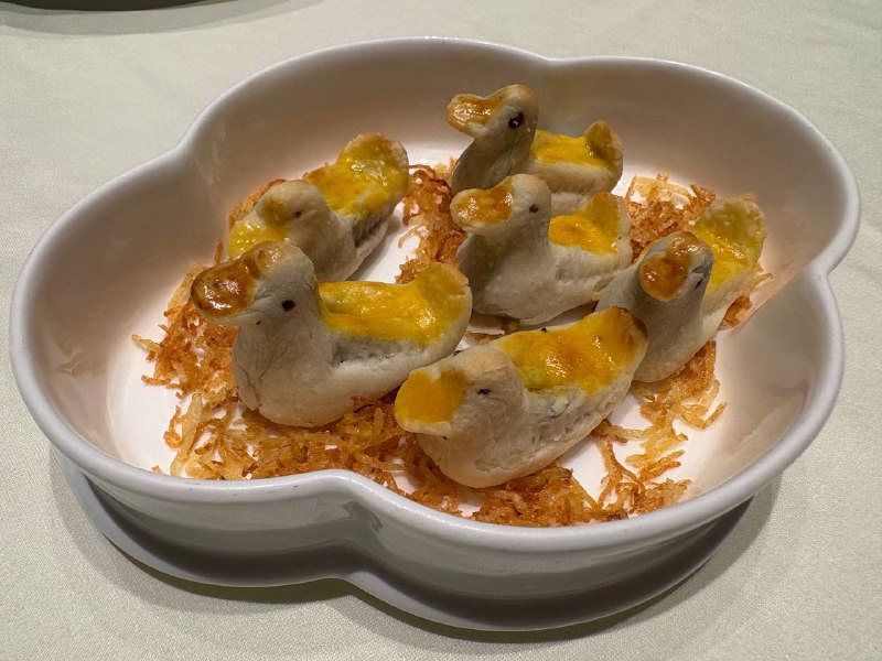 在四季民福吃了北京烤鸭～不要问我为什么没有烤鸭的照片，问就是我们明明都分到一个包间了，工作人员硬是不在屋里片鸭要出去躲着片😅另外如果说我之前黑豆汁都是人云亦云的话，从今往后我可以理直气壮地吐槽这玩意儿了我只是拿了个杯子过来舀了两小勺，闻了一下，就立马在包间众人面前 yue 出来了🤮本来应该是无论发生什么变故都要保持优雅的场合，实在是多厚的心理防线在这老北京臭食面前都形同虚设……在四季民福吃了北京烤鸭～不要问我为什么没有烤鸭的照片，问就是我们明明都分到一个包间了，工作人员硬是不在屋里片鸭要出去躲着片😅另外如果说我之前黑豆汁都是人云亦云的话，从今往后我可以理直气壮地吐槽这玩意儿了我只是拿了个杯子过来舀了两小勺，闻了一下，就立马在包间众人面前 yue 出来了🤮本来应该是无论发生什么变故都要保持优雅的场合，实在是多厚的心理防线在这老北京臭食面前都形同虚设……