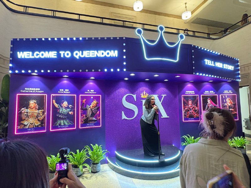 艺术足不出沪这句话的含金量还在上升，四面八方都是拖家带口来上海看《SIX》的老外，我在北京什么时候见过这种阵仗……不想回北京了，现在就裸辞然后黑在上海找工吧艺术足不出沪这句话的含金量还在上升，四面八方都是拖家带口来上海看《SIX》的老外，我在北京什么时候见过这种阵仗……不想回北京了，现在就裸辞然后黑在上海找工吧