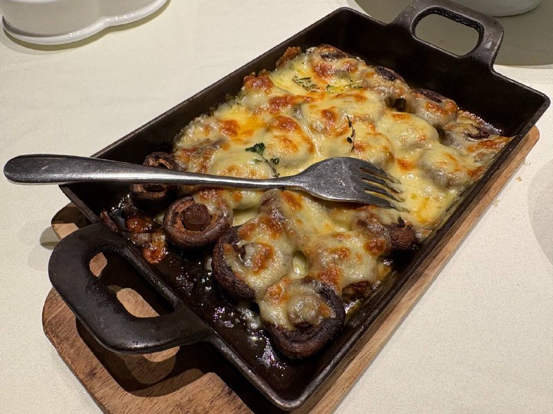 在四季民福吃了北京烤鸭～不要问我为什么没有烤鸭的照片，问就是我们明明都分到一个包间了，工作人员硬是不在屋里片鸭要出去躲着片😅另外如果说我之前黑豆汁都是人云亦云的话，从今往后我可以理直气壮地吐槽这玩意儿了我只是拿了个杯子过来舀了两小勺，闻了一下，就立马在包间众人面前 yue 出来了🤮本来应该是无论发生什么变故都要保持优雅的场合，实在是多厚的心理防线在这老北京臭食面前都形同虚设……在四季民福吃了北京烤鸭～不要问我为什么没有烤鸭的照片，问就是我们明明都分到一个包间了，工作人员硬是不在屋里片鸭要出去躲着片😅另外如果说我之前黑豆汁都是人云亦云的话，从今往后我可以理直气壮地吐槽这玩意儿了我只是拿了个杯子过来舀了两小勺，闻了一下，就立马在包间众人面前 yue 出来了🤮本来应该是无论发生什么变故都要保持优雅的场合，实在是多厚的心理防线在这老北京臭食面前都形同虚设……