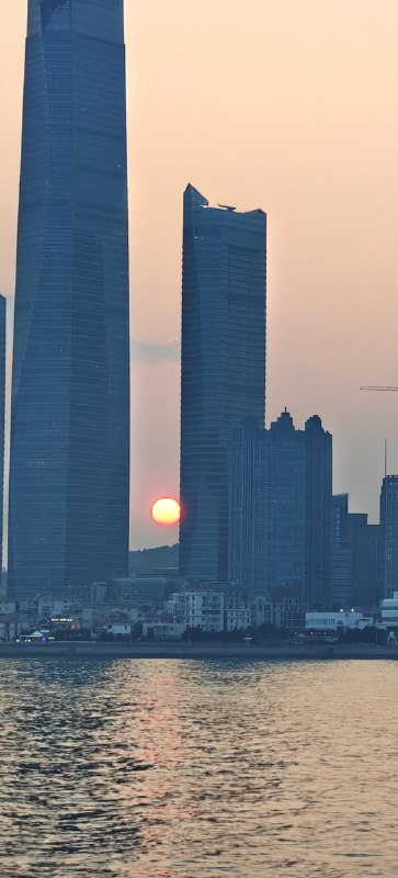 我的眼睛：落日真的很美，恰好这个时间这个角度落在两栋建筑正中