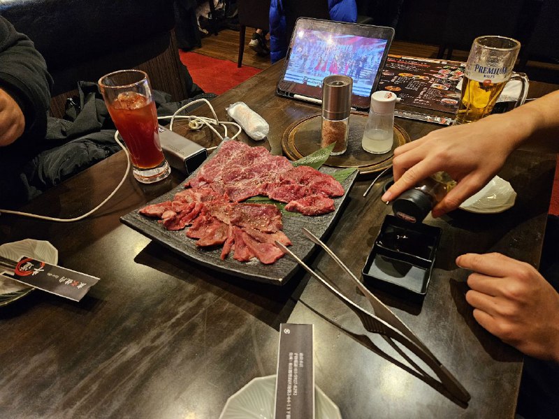 焼き肉しながら一緒に紅白を楽しみながらことができる友達、今年やっとゲットだぜー