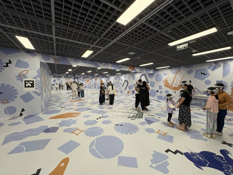 看了一场非常有代入感的电影整场演出的互动不能说是丰富有趣吧，至少可以说是只能证明我们这个 VR 展里确实有互动而已演出里的展品凑近看能看清楚细节，但是展出的每个环节都是在定好的时间里进行的，不会给游客仔细看展品的时间感觉以这个制作的精度来说，稍微有点可惜了（不过可能一开始就不想让观众自由游览，要接待太多游客了看了一场非常有代入感的电影整场演出的互动不能说是丰富有趣吧，至少可以说是只能证明我们这个 VR 展里确实有互动而已演出里的展品凑近看能看清楚细节，但是展出的每个环节都是在定好的时间里进行的，不会给游客仔细看展品的时间感觉以这个制作的精度来说，稍微有点可惜了（不过可能一开始就不想让观众自由游览，要接待太多游客了