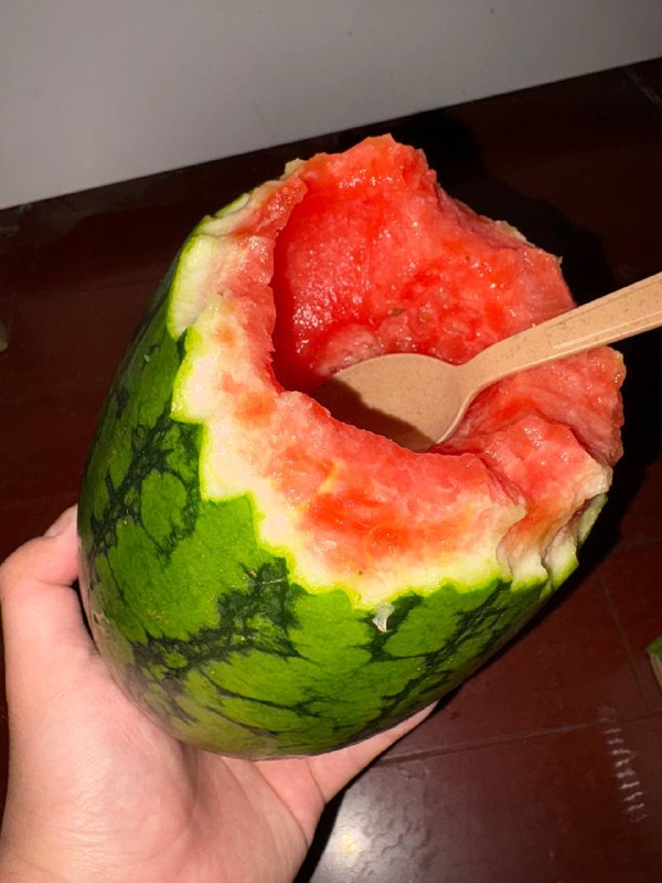 素手でスイカの皮を剥いて食べるなんて、普通はしないでしょ