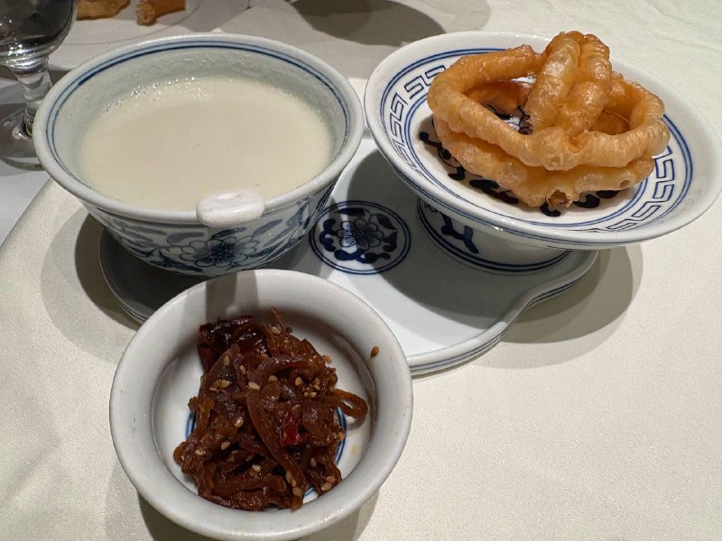 在四季民福吃了北京烤鸭～不要问我为什么没有烤鸭的照片，问就是我们明明都分到一个包间了，工作人员硬是不在屋里片鸭要出去躲着片😅另外如果说我之前黑豆汁都是人云亦云的话，从今往后我可以理直气壮地吐槽这玩意儿了我只是拿了个杯子过来舀了两小勺，闻了一下，就立马在包间众人面前 yue 出来了🤮本来应该是无论发生什么变故都要保持优雅的场合，实在是多厚的心理防线在这老北京臭食面前都形同虚设……在四季民福吃了北京烤鸭～不要问我为什么没有烤鸭的照片，问就是我们明明都分到一个包间了，工作人员硬是不在屋里片鸭要出去躲着片😅另外如果说我之前黑豆汁都是人云亦云的话，从今往后我可以理直气壮地吐槽这玩意儿了我只是拿了个杯子过来舀了两小勺，闻了一下，就立马在包间众人面前 yue 出来了🤮本来应该是无论发生什么变故都要保持优雅的场合，实在是多厚的心理防线在这老北京臭食面前都形同虚设……