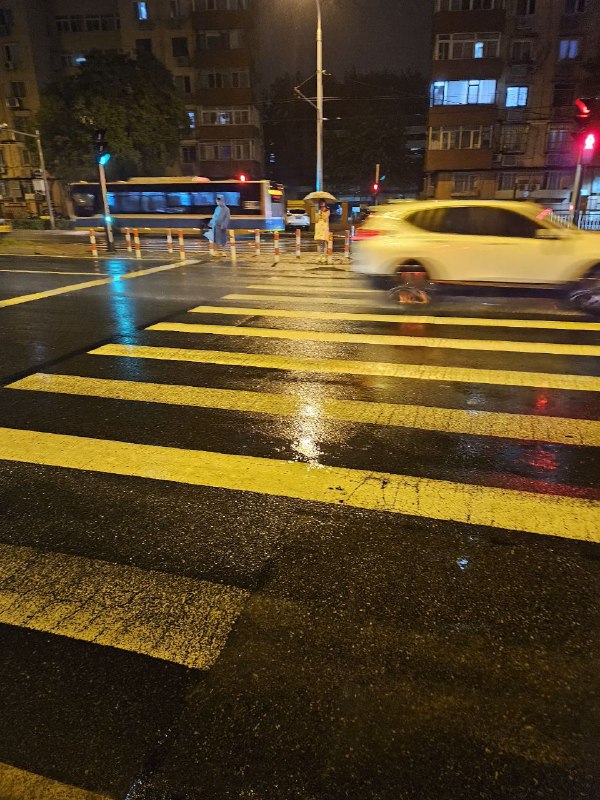 什么下雨天，什么人行横道前减速慢行，你以为你在哪儿？ #这里是北京 ！（拍完第一张照片就被公交车溅起来的水打湿了鞋😅我已经站在路肩的最中间的位置了，毕竟背后也有来车不能不防什么下雨天，什么人行横道前减速慢行，你以为你在哪儿？ #这里是北京 ！（拍完第一张照片就被公交车溅起来的水打湿了鞋😅我已经站在路肩的最中间的位置了，毕竟背后也有来车不能不防