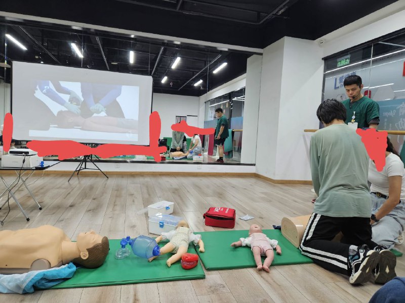 一个周末两天全搭在急救培训上了，好累昨天是作为心肺复苏和常见内外科急救的培训课程的导师首秀今天则是参加更高级的基础生命支持培训😎现在 heart saver、heart saver 导师、BLS 三证齐全了~一个周末两天全搭在急救培训上了，好累昨天是作为心肺复苏和常见内外科急救的培训课程的导师首秀今天则是参加更高级的基础生命支持培训😎现在 heart saver、heart saver 导师、BLS 三证齐全了~