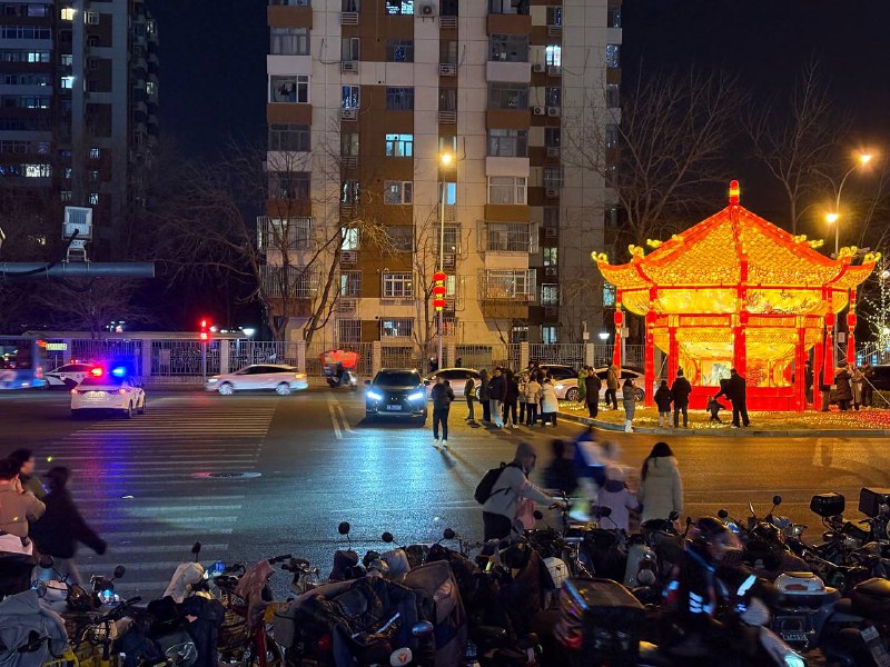 帰り道にごく普通の交差点で元宵節のデッカいイルミネーションが見つかった人が結構集まり、パトカーも二台出動したよく考えて中国でこういうのは全然驚くことではないが、その場で思わず困惑な声を漏らしてしまったということで今日の北京も平常運転、皆元宵节快乐！🏮帰り道にごく普通の交差点で元宵節のデッカいイルミネーションが見つかった人が結構集まり、パトカーも二台出動したよく考えて中国でこういうのは全然驚くことではないが、その場で思わず困惑な声を漏らしてしまったということで今日の北京も平常運転、皆元宵节快乐！🏮