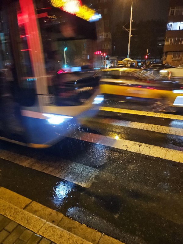 什么下雨天，什么人行横道前减速慢行，你以为你在哪儿？ #这里是北京 ！（拍完第一张照片就被公交车溅起来的水打湿了鞋😅我已经站在路肩的最中间的位置了，毕竟背后也有来车不能不防什么下雨天，什么人行横道前减速慢行，你以为你在哪儿？ #这里是北京 ！（拍完第一张照片就被公交车溅起来的水打湿了鞋😅我已经站在路肩的最中间的位置了，毕竟背后也有来车不能不防
