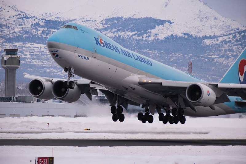 #intheair二月的安克雷奇真的冷的要命：即使按照穿衣指南、穿了四层，在零下 27 度的雪地拍飞机也很难坚持超过十分钟，不得不一直着车开空调，进车暖手才能恢复知觉